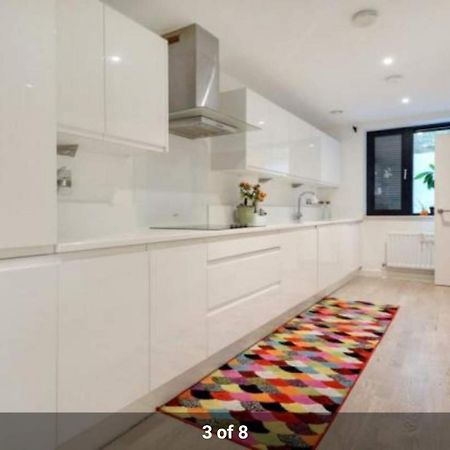 London Holiday Home Newly Refurbished - Entire 4 Bedroom Private House With Kitchen, Living Room & Private Garden - 1 Cape House London, Within 30 Mins From Central London, London Bridge & Canary Wharf ภายนอก รูปภาพ