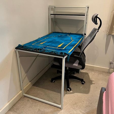 London Holiday Home Newly Refurbished - Entire 4 Bedroom Private House With Kitchen, Living Room & Private Garden - 1 Cape House London, Within 30 Mins From Central London, London Bridge & Canary Wharf ภายนอก รูปภาพ
