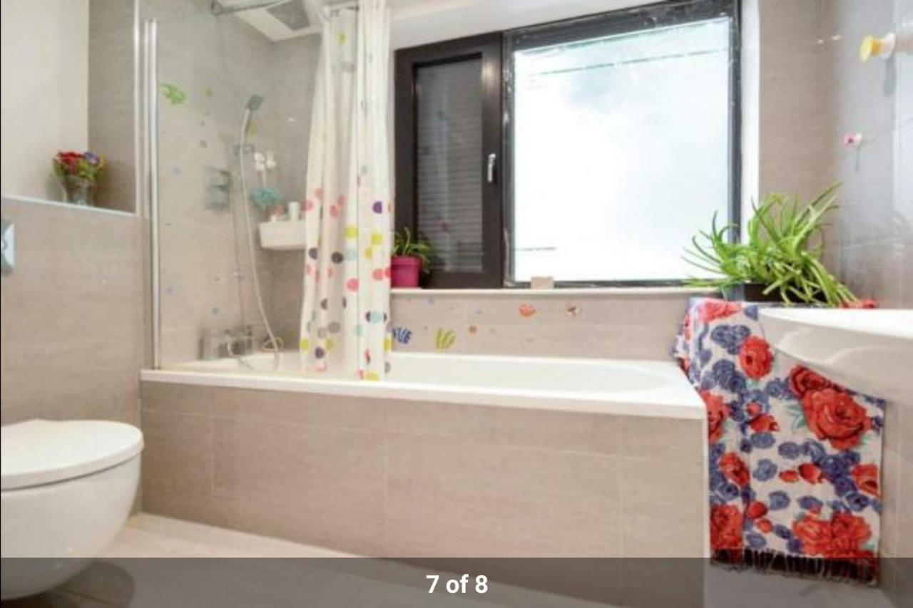 London Holiday Home Newly Refurbished - Entire 4 Bedroom Private House With Kitchen, Living Room & Private Garden - 1 Cape House London, Within 30 Mins From Central London, London Bridge & Canary Wharf ภายนอก รูปภาพ