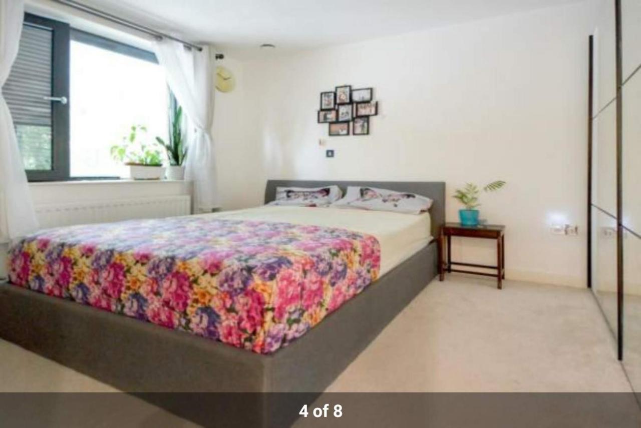 London Holiday Home Newly Refurbished - Entire 4 Bedroom Private House With Kitchen, Living Room & Private Garden - 1 Cape House London, Within 30 Mins From Central London, London Bridge & Canary Wharf ภายนอก รูปภาพ