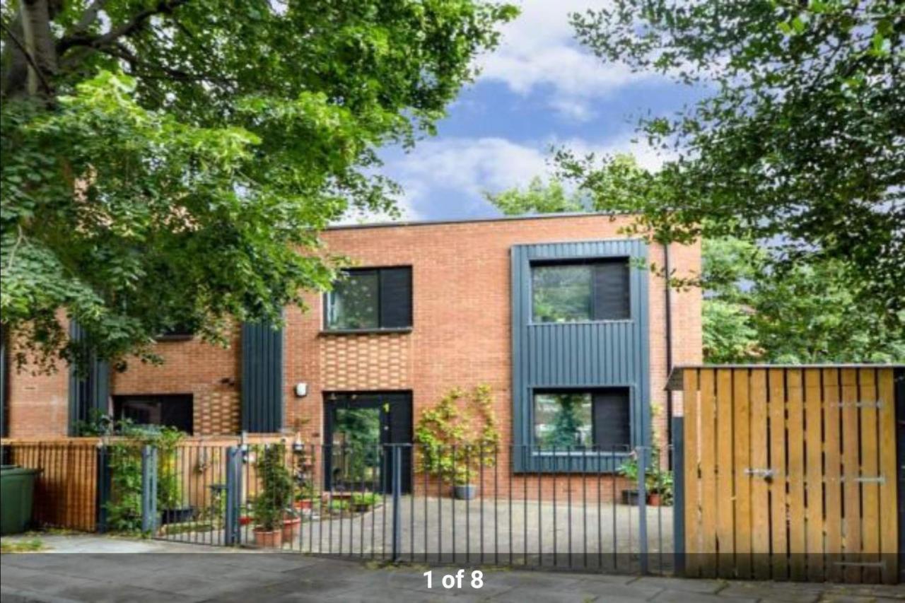 London Holiday Home Newly Refurbished - Entire 4 Bedroom Private House With Kitchen, Living Room & Private Garden - 1 Cape House London, Within 30 Mins From Central London, London Bridge & Canary Wharf ภายนอก รูปภาพ