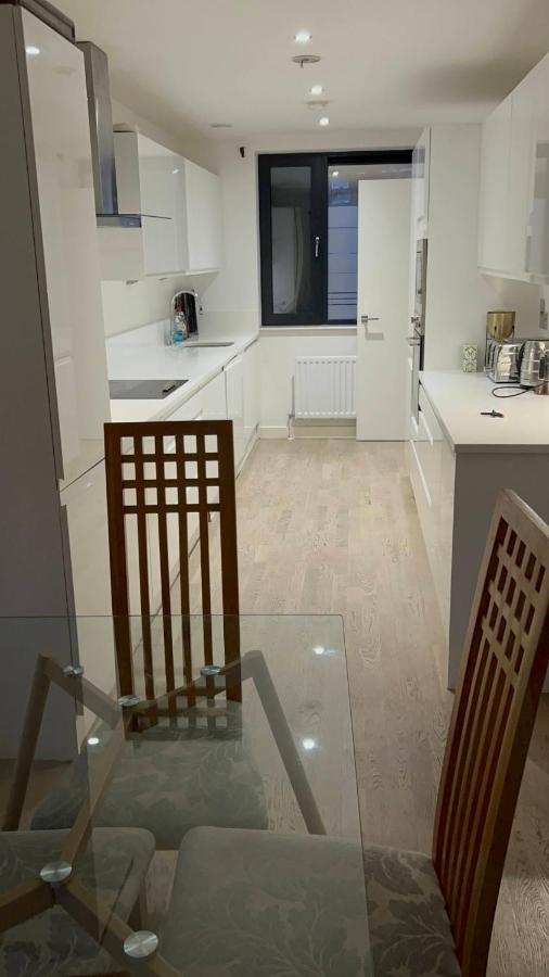 London Holiday Home Newly Refurbished - Entire 4 Bedroom Private House With Kitchen, Living Room & Private Garden - 1 Cape House London, Within 30 Mins From Central London, London Bridge & Canary Wharf ภายนอก รูปภาพ