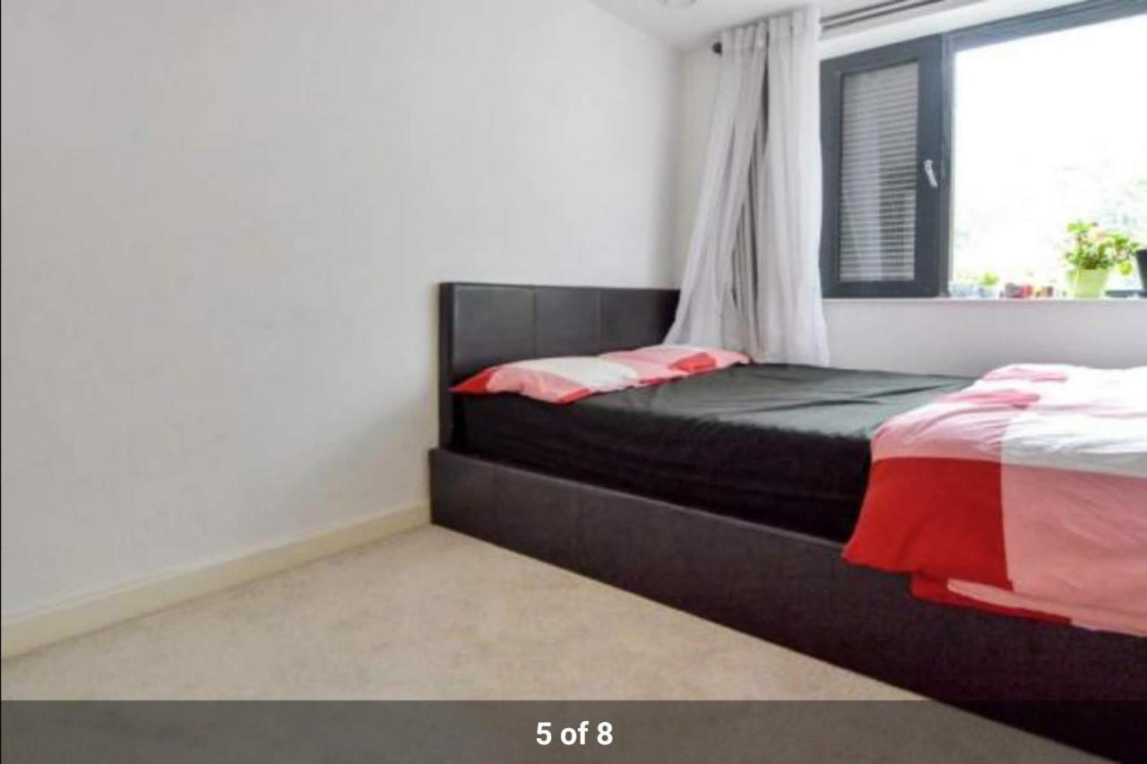 London Holiday Home Newly Refurbished - Entire 4 Bedroom Private House With Kitchen, Living Room & Private Garden - 1 Cape House London, Within 30 Mins From Central London, London Bridge & Canary Wharf ภายนอก รูปภาพ
