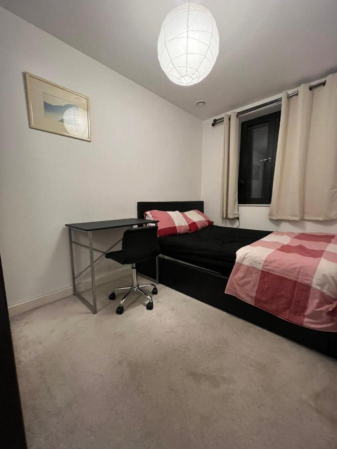 London Holiday Home Newly Refurbished - Entire 4 Bedroom Private House With Kitchen, Living Room & Private Garden - 1 Cape House London, Within 30 Mins From Central London, London Bridge & Canary Wharf ภายนอก รูปภาพ