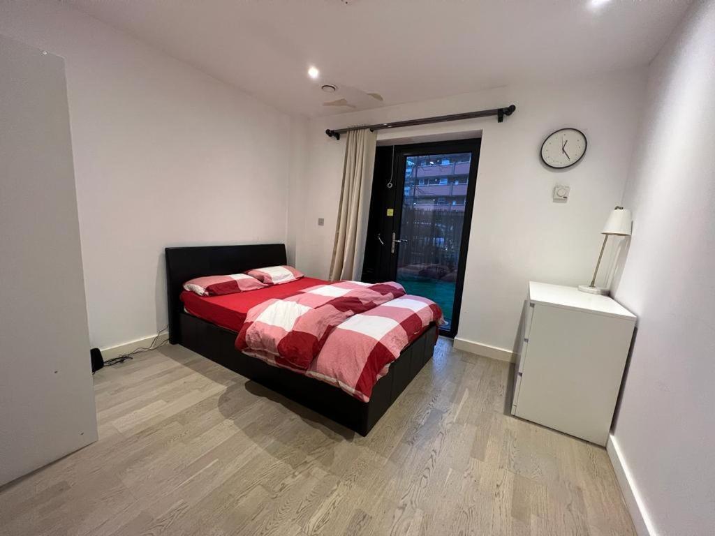 London Holiday Home Newly Refurbished - Entire 4 Bedroom Private House With Kitchen, Living Room & Private Garden - 1 Cape House London, Within 30 Mins From Central London, London Bridge & Canary Wharf ภายนอก รูปภาพ