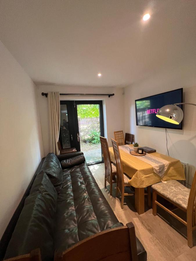 London Holiday Home Newly Refurbished - Entire 4 Bedroom Private House With Kitchen, Living Room & Private Garden - 1 Cape House London, Within 30 Mins From Central London, London Bridge & Canary Wharf ภายนอก รูปภาพ